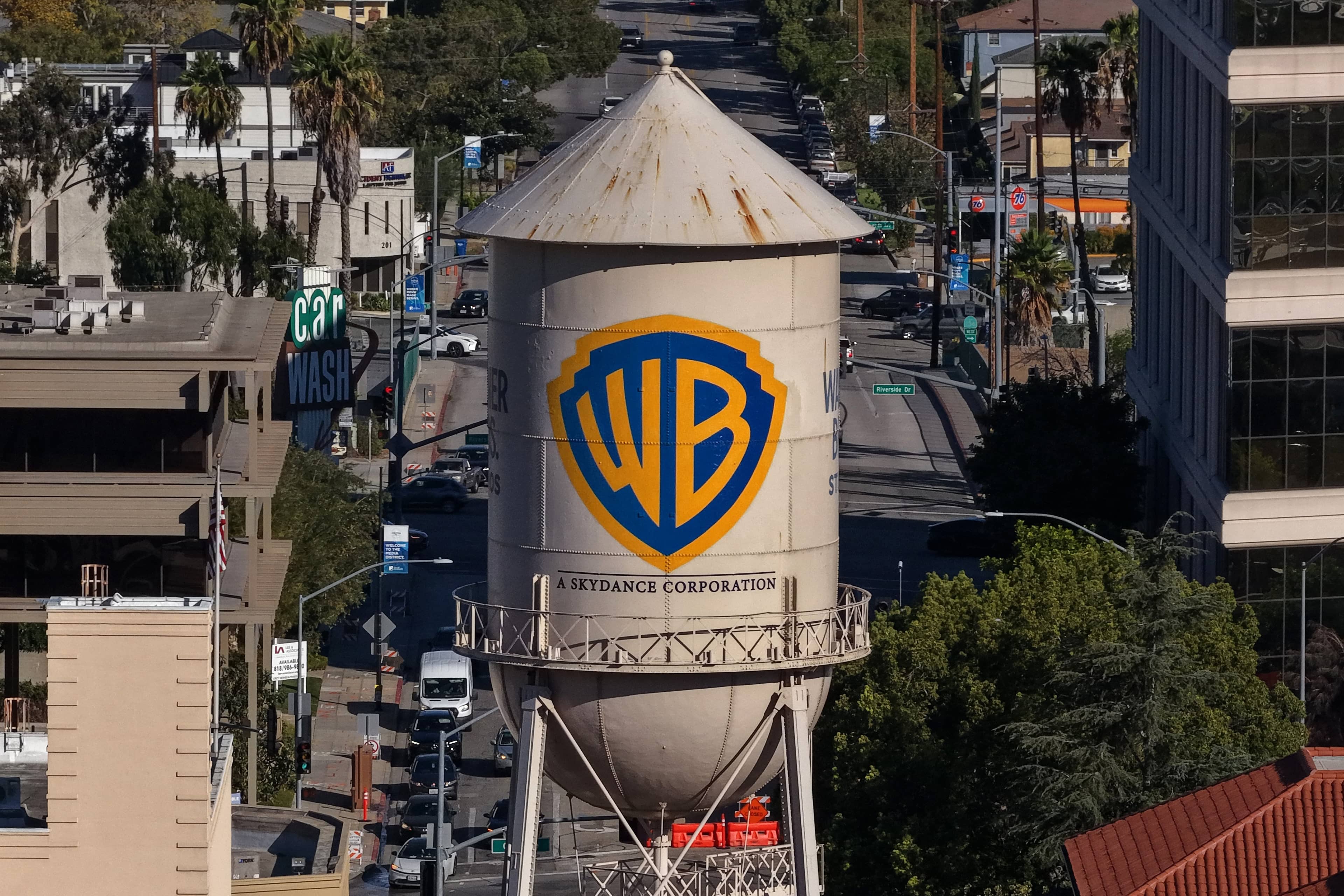 Ілюстрація до матеріалу «Водонапірну вежу Warner Bros. перефарбували після завершення мегазлиття з Paramount на $111 млрд»